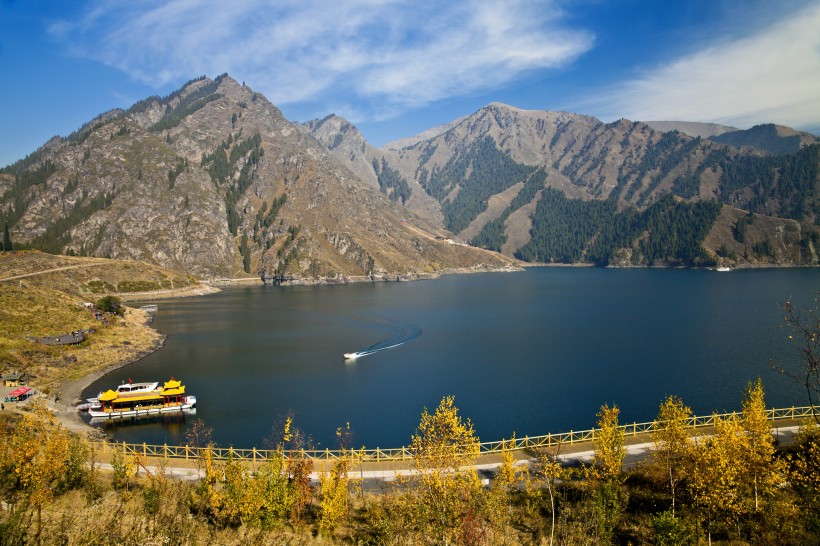 点击大图看下一张：新疆天山天池风景图片