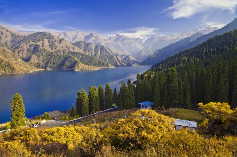 点击大图看下一张：新疆天山天池风景图片