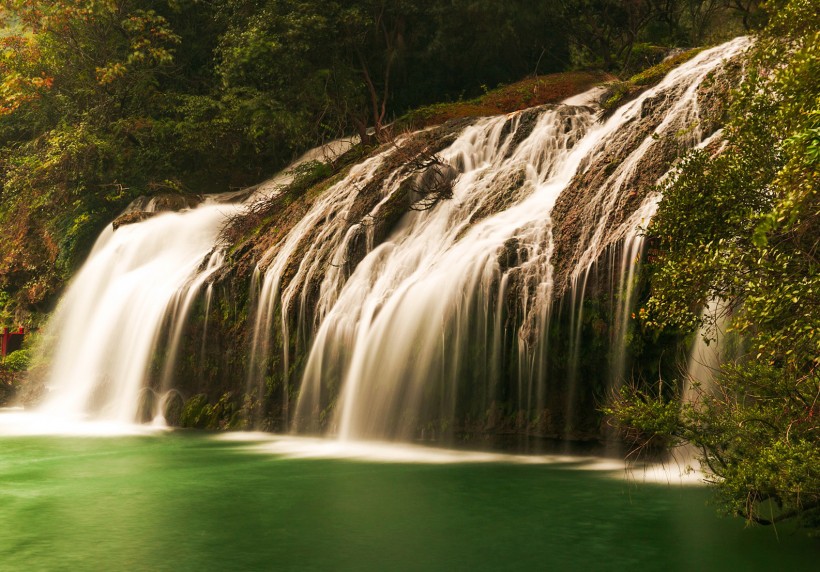 点击大图看下一张：贵州天河潭瀑布风景图片