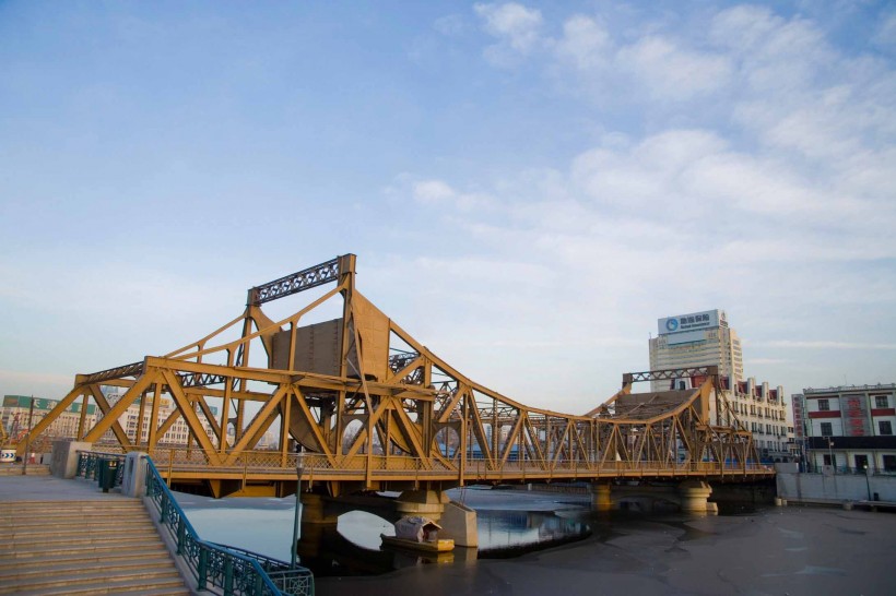 点击大图看下一张：天津解放桥图片