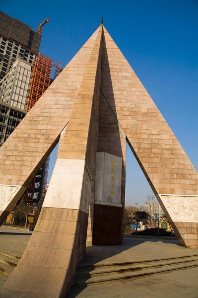 点击大图看下一张：天津抗震纪念塔图片