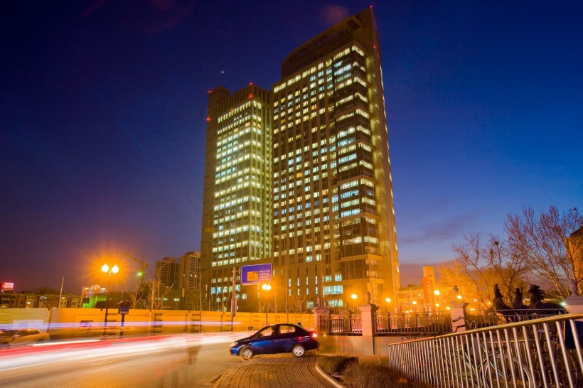 点击大图看下一张：天津小白楼图片