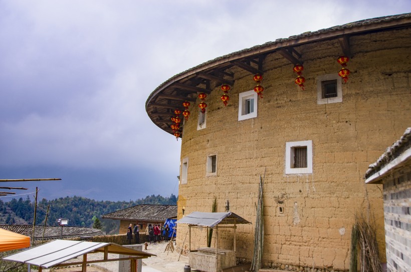 点击大图看下一张：福建南靖田螺坑土楼群风景图片