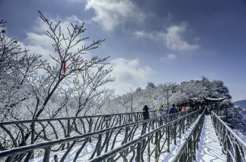 点击大图看下一张：湖南张家界天门山雪景图片