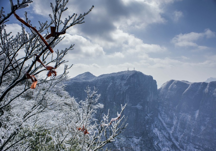 点击大图看下一张：湖南张家界天门山雪景图片