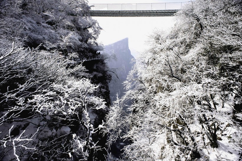 点击大图看下一张：湖南张家界天门山雪景图片