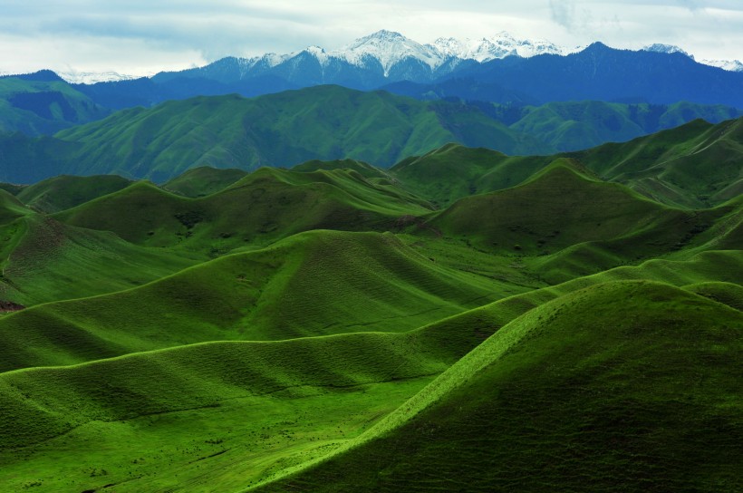 点击大图看下一张：新疆天山山脉风景图片