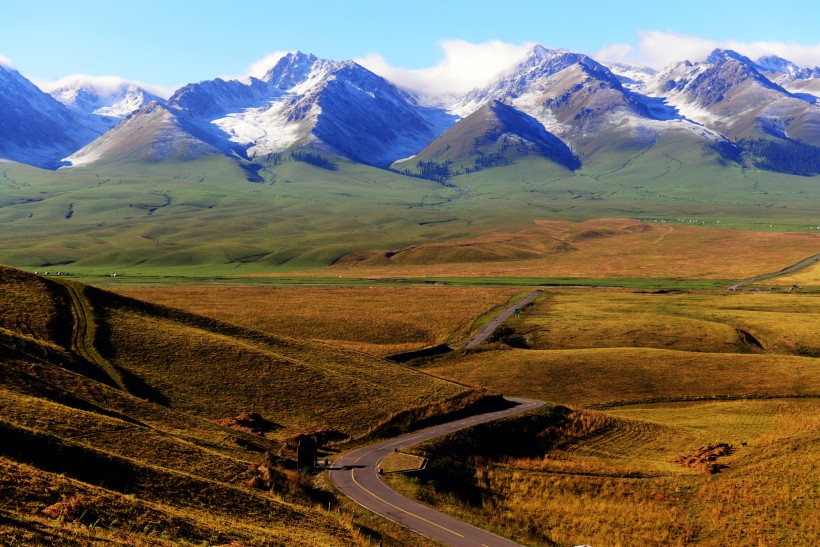 点击大图看下一张：新疆天山山脉风景图片