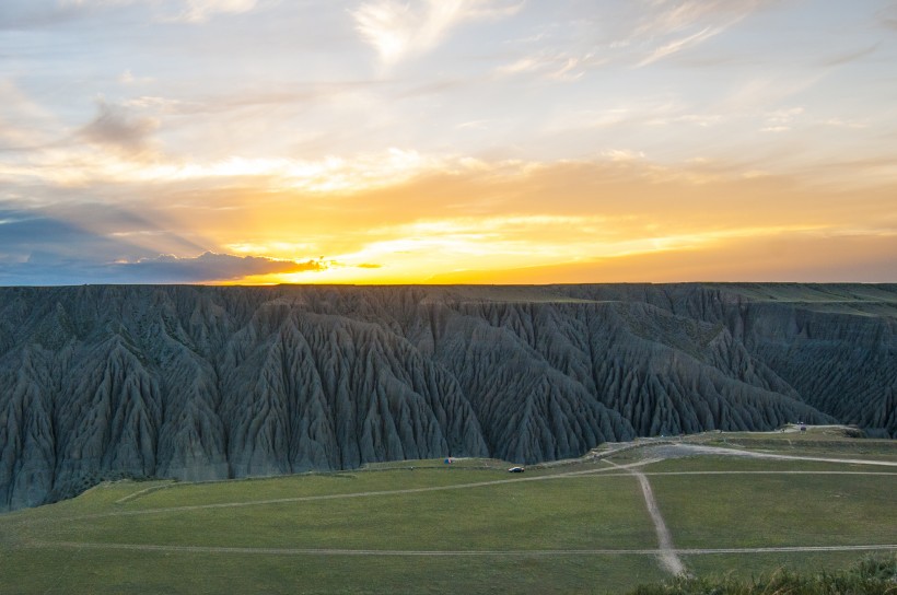 点击大图看下一张：新疆天山牧场风景图片