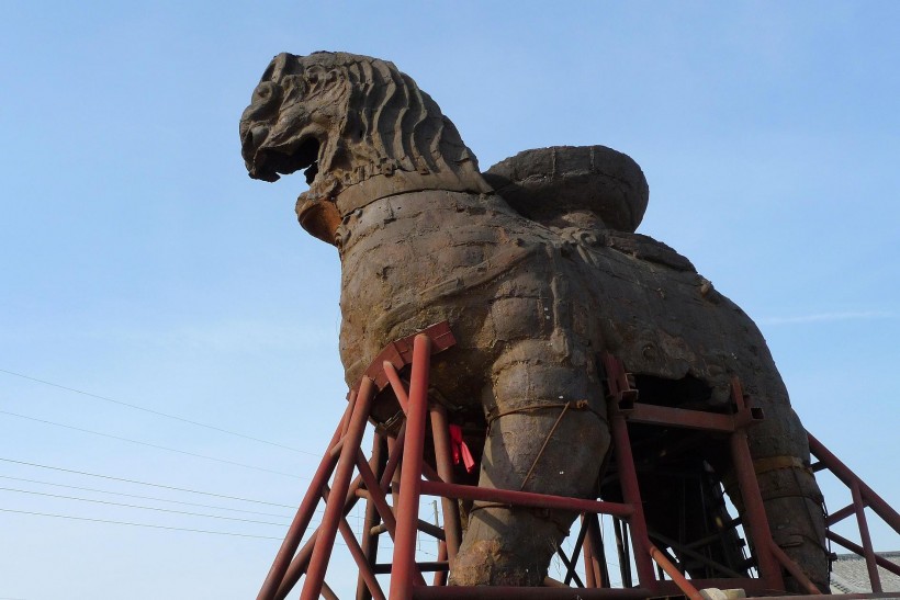 点击大图看下一张：河北沧州铁狮子图片