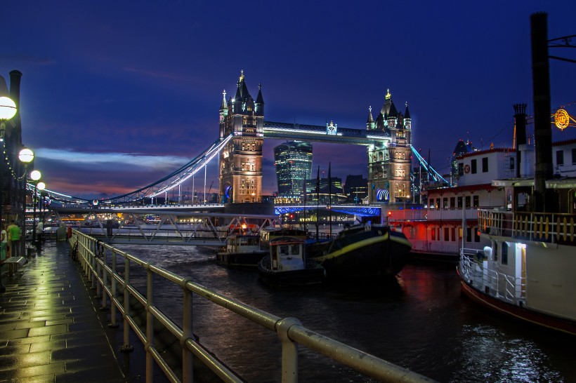 点击大图看下一张：夜幕下的伦敦塔桥图片