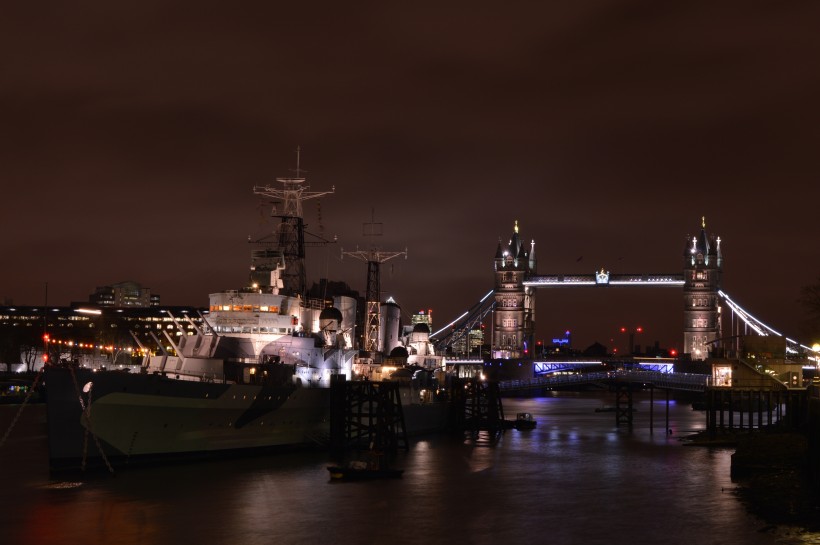 点击大图看下一张：夜幕下的伦敦塔桥图片