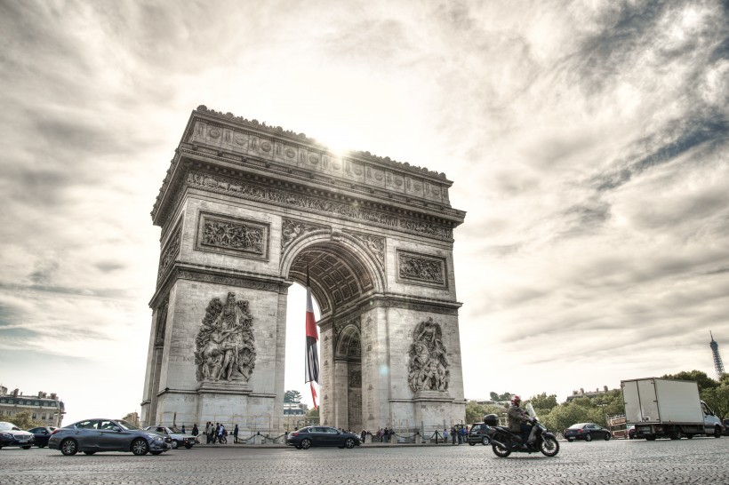 点击大图看下一张：法国巴黎凯旋门图片
