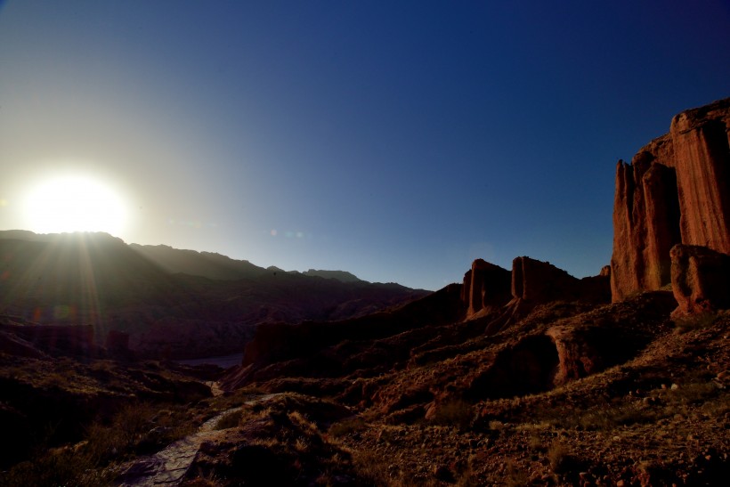 点击大图看下一张：新疆阿克苏托木尔峰峡谷风景图片