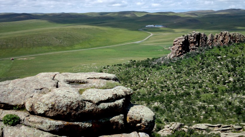 点击大图看下一张：内蒙古乌里雅斯太山风景图片