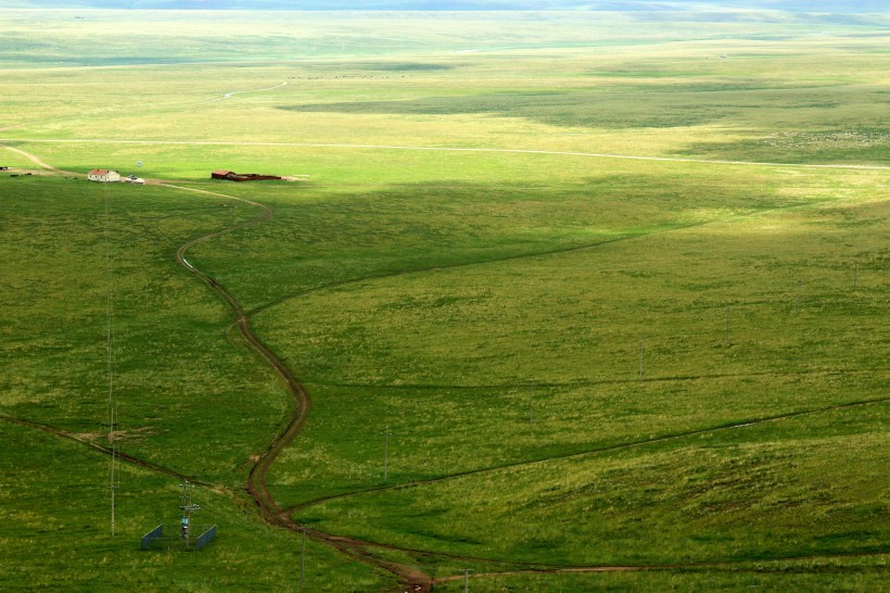 点击大图看下一张：内蒙古乌里雅斯太山旅游景区风景图片