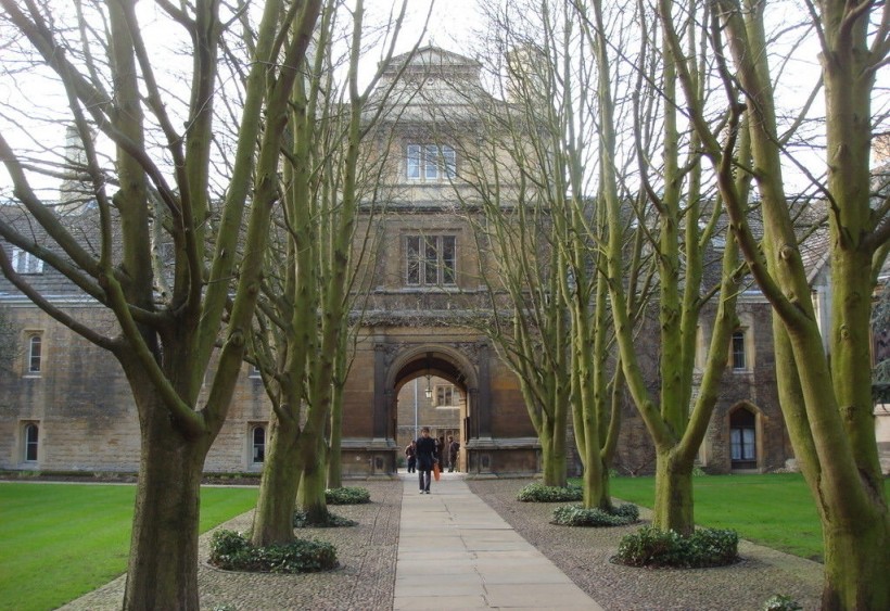 点击大图看下一张：英国剑桥大学图片