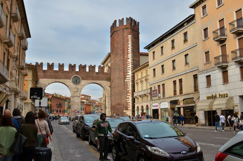 点击大图看下一张：意大利历史名城维罗纳风景图片