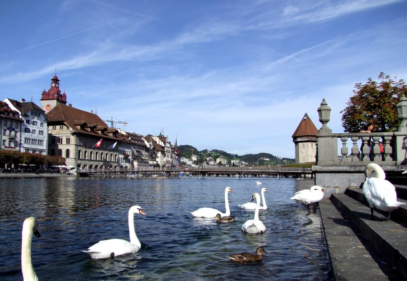 点击大图看下一张：瑞士琉森湖风景图片