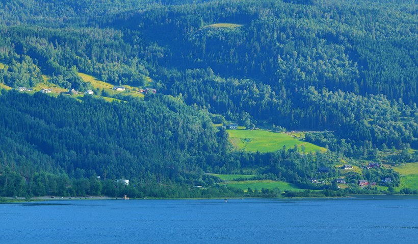 点击大图看下一张：挪威沃斯小城风景图片