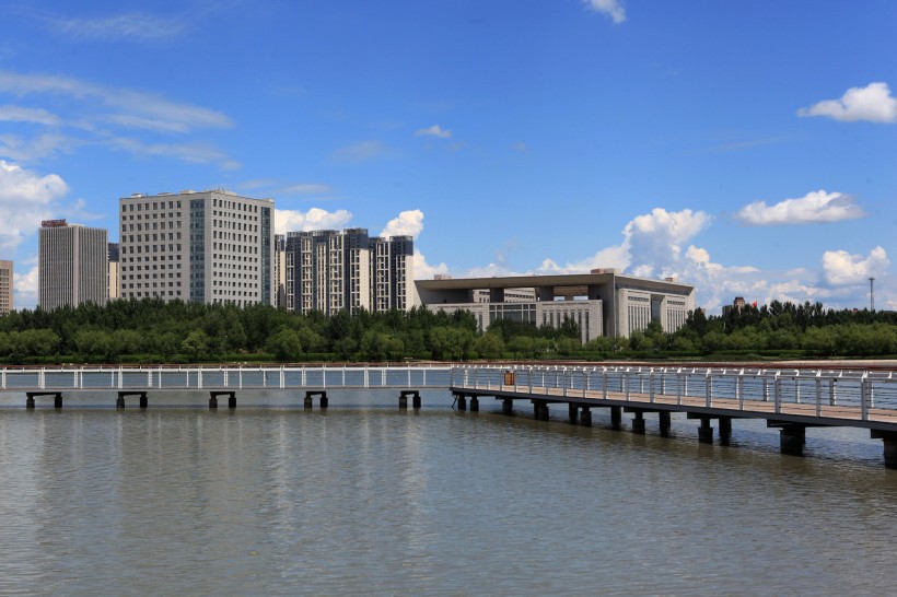 点击大图看下一张：黑龙江大庆万宝湖风景图片