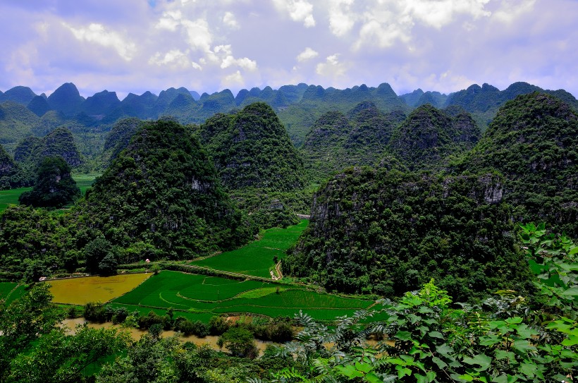 点击大图看下一张：贵州万峰林风景图片