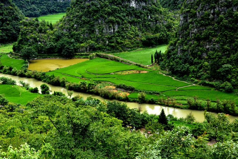 点击大图看下一张：贵州兴义万峰林风景图片