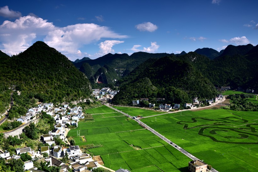 点击大图看下一张：贵州兴义万峰林风景图片