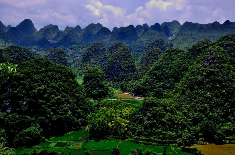 点击大图看下一张：贵州万峰林风景图片