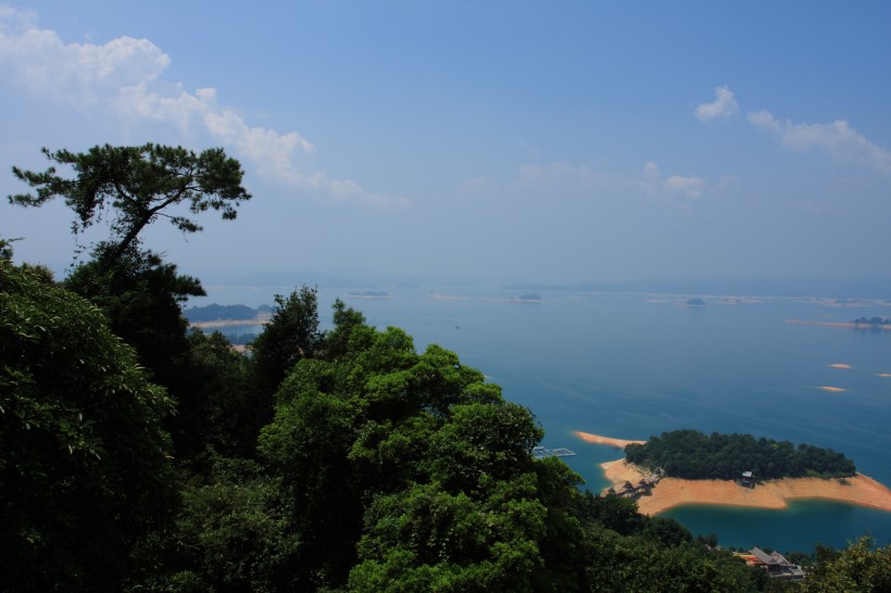 点击大图看下一张：广东河源万绿湖风景图片