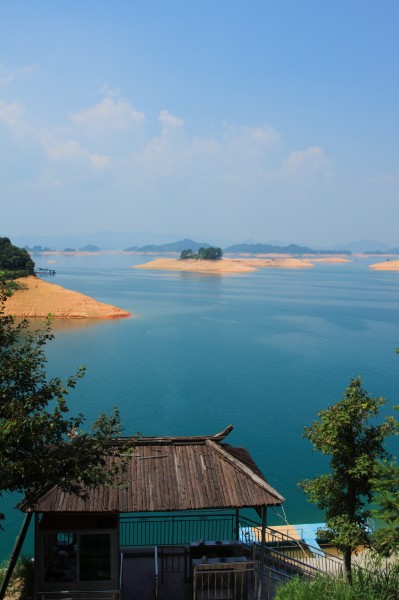 点击大图看下一张：广东河源万绿湖风景图片