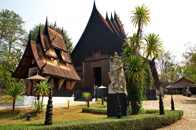点击大图看下一张：泰国清莱黑庙图片