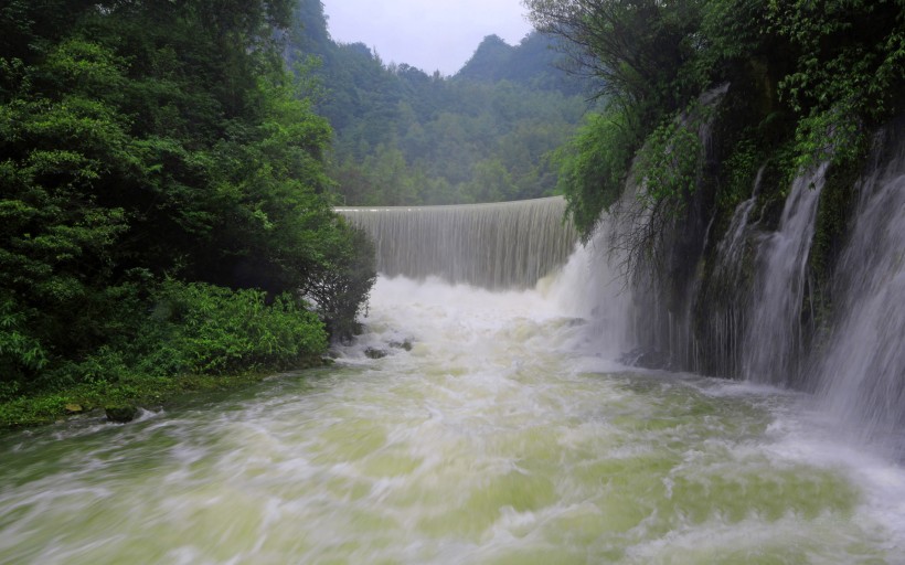 点击大图看下一张：贵州荔波樟江景区卧龙潭风景图片