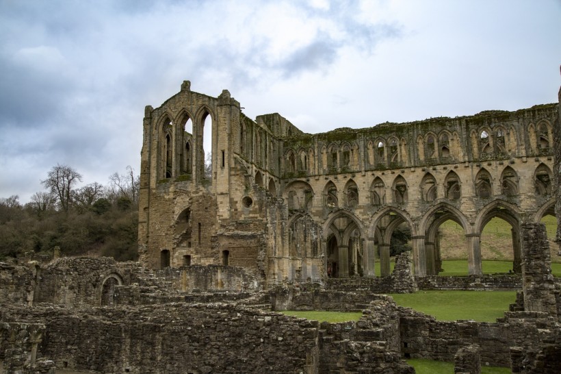 点击大图看下一张：英国里沃兹修道院建筑风景图片