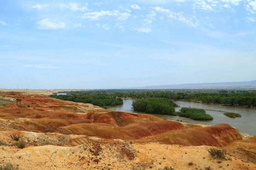 点击大图看下一张：新疆五彩滩风景图片