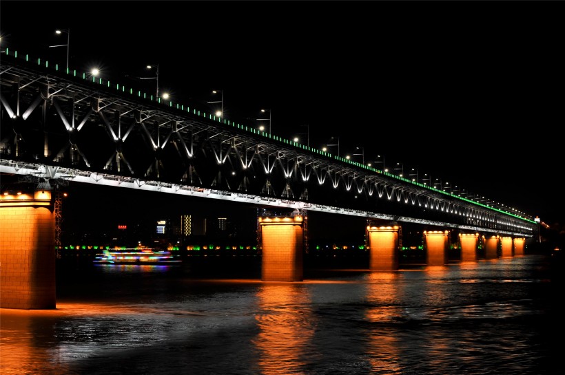 点击大图看下一张：壮丽的武汉长江大桥图片