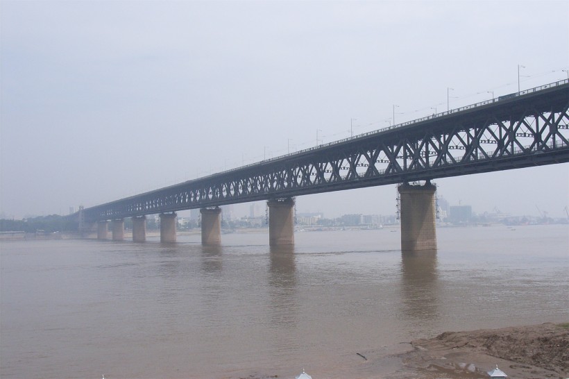 点击大图看下一张：壮丽的武汉长江大桥图片