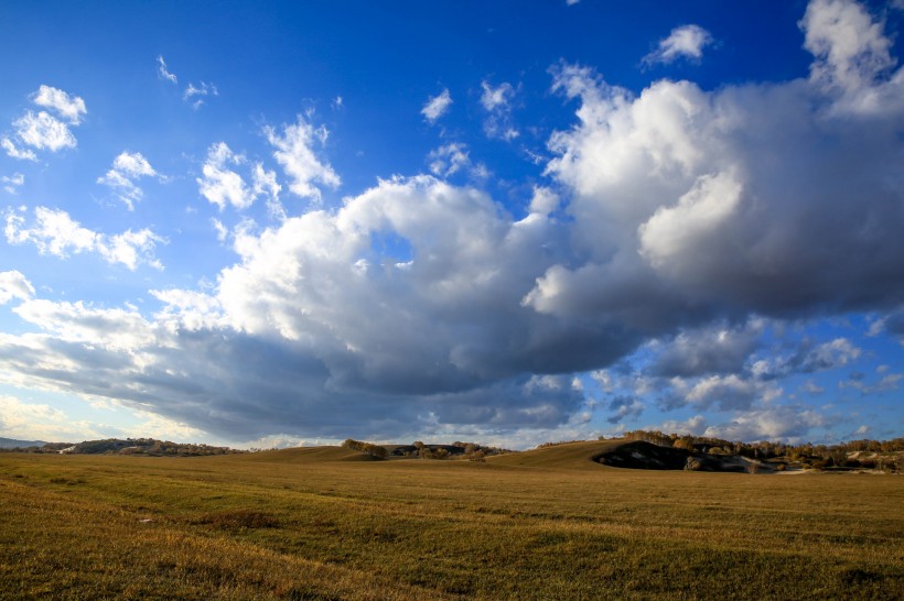 点击大图看下一张：深秋苍凉的乌兰布统草原风景图片