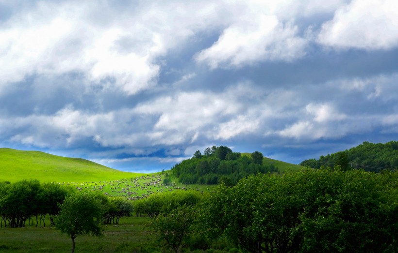 点击大图看下一张：内蒙古乌兰木统草原风景图片