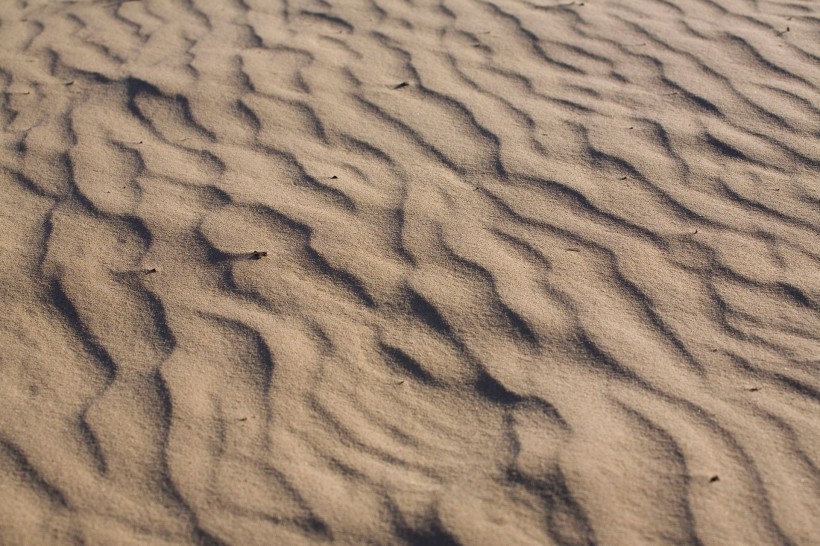 点击大图看下一张：乌兰木统的沙漠图片