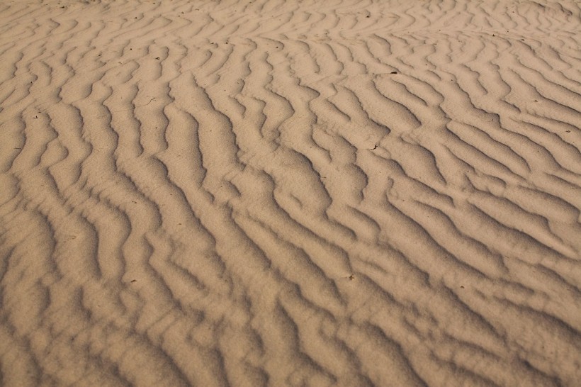 点击大图看下一张：乌兰木统的沙漠图片