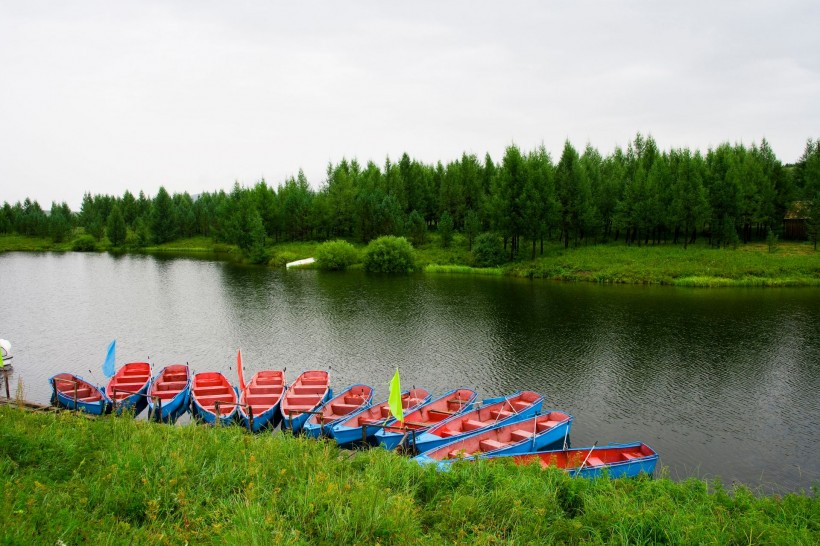 点击大图看下一张：乌兰木统的湖泊图片