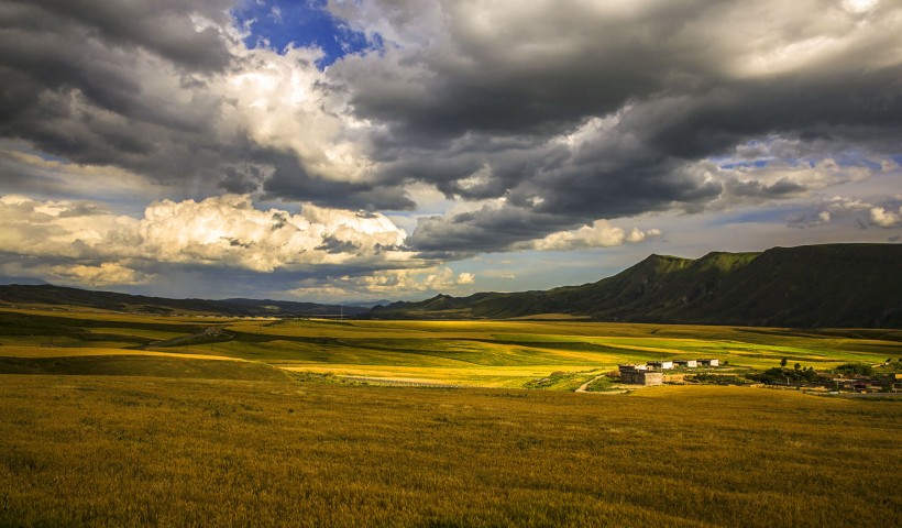 点击大图看下一张：新疆乌拉斯台风景图片