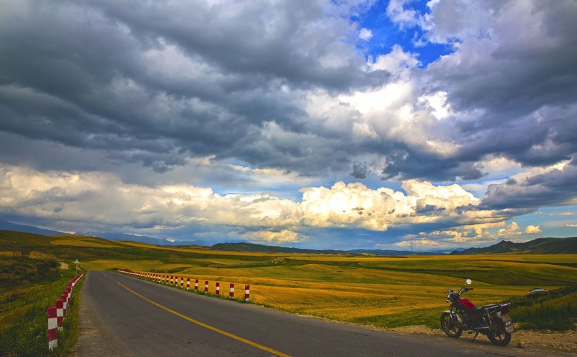 点击大图看下一张：新疆乌拉斯台风景图片