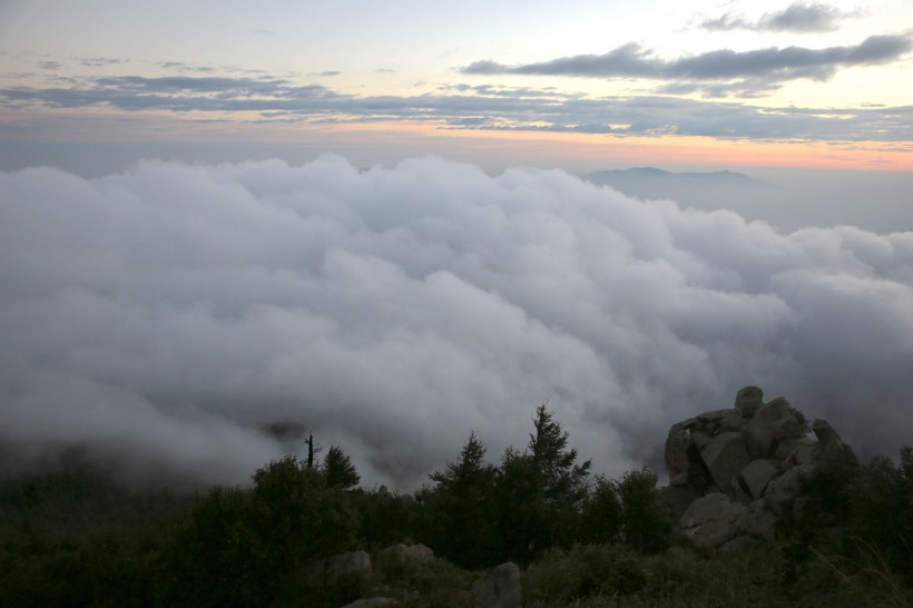 点击大图看下一张：雾灵山晨曦风景图片