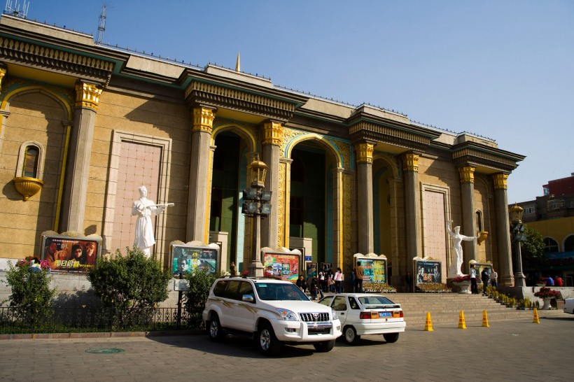 点击大图看下一张：新疆乌鲁木齐人民剧场图片