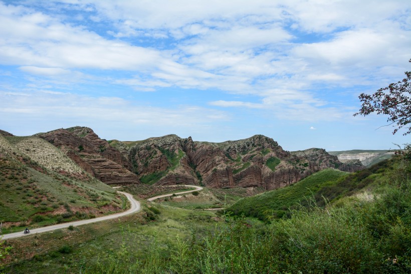 点击大图看下一张：新疆乌苏大峡谷风景图片