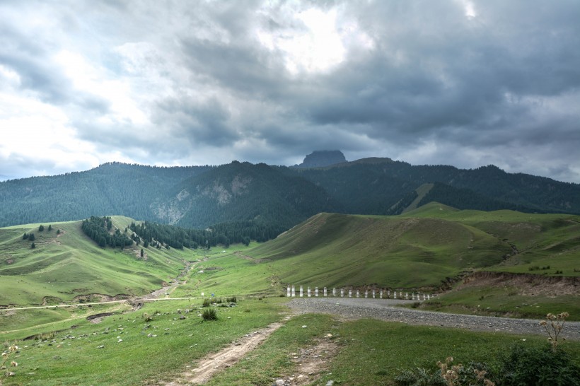 点击大图看下一张：新疆乌苏大峡谷风景图片