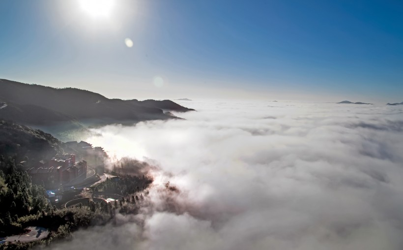 点击大图看下一张：雾锁阳明山风景图片