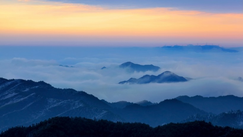 点击大图看下一张：雾锁阳明山风景图片